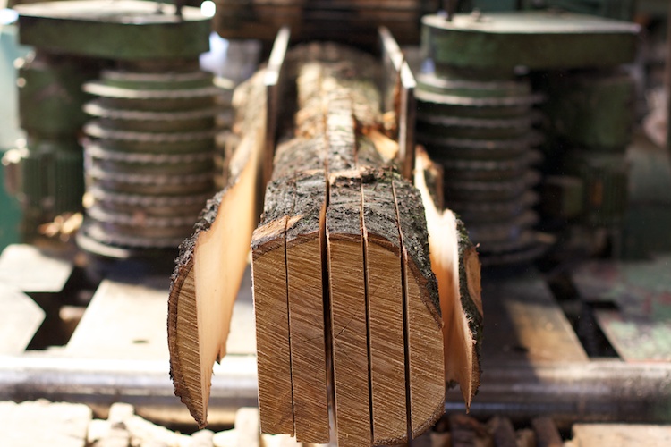 Holz für eine Treppe im Sägewerk